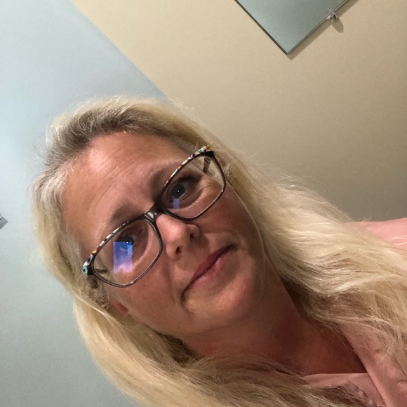 Meet your Posher, Gwen - Picture 1 of 1